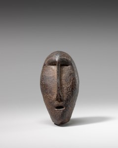 Tête “classique”, Okvik/Old Bering Sea I, vers 250 av. J.-C.-100 ap. J.-C. Denture secondaire de morse. Dim. : 6,4 x 3,3 x 3 cm. A7932.