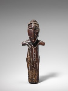 Figure masculine, Okvik/Old Bering Sea I, vers 250 av. J.-C.-100 ap. J.-C. Ivoire de morse. Dim. : 13,7 x 3,5 x 2,5 cm. A7980.