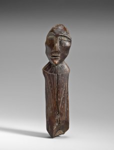 Figure masculine, Okvik/Old Bering Sea I, vers 250 av. J.-C.-100 ap. J.-C. Ivoire de morse. Dim. : 13,7 x 3,5 x 2,5 cm. A7980.