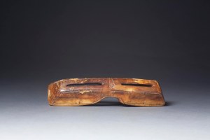 Lunettes de protection pour la neige, Punuk, vers 500-1000 ap. J.-C. Ivoire de morse. Dim. : 12,1 x 2,9 x 2,2 cm. A7986.