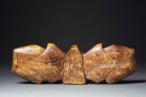 Stabilisateur de harpon (“objet ailé”), Old Bering Sea II, vers 100-300 ap. J.-C. Ivoire de morse. Dim. : 5,7 x 18,4 x 3,2 cm. A80148a.