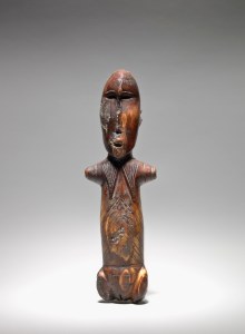 Figure féminine, Okvik/Old Bering Sea I, vers 250 av. J.-C.-100 ap. J.-C. Ivoire de morse. Dim. : 17,8 x 5,4 x 3,2 cm. A80150.