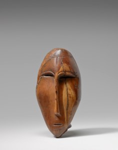 Tête, Okvik/Old Bering Sea I, vers 250 av. J.-C.-100 ap. J.-C. Ivoire de morse. Dim. : 8,3 x 4,1 x 4,1 cm. A80151.