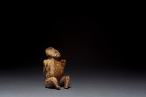 Prisonnier assis, Paleo-Esquimau ou début de la période thulé, vers 1000-1400 ap. J.-C. Ivoire de morse. Dim. : 3,3 x 2,2 x 1,9 cm. A8061.