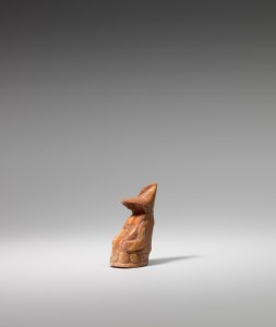 Chaman ou kayatiste portant une capuche, fin de la période punuk ou début de la période thulé, vers 800-1200 ap. J.-C. Ivoire de morse. Dim. : 3,3 x 1,6 x 1,1 cm. A8169.