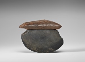 Couteau ulu, Old Bering Sea II, vers 100-300 ap. J.-C. Ivoire de morse et lame en ardoise. Dim. : 10,2 x 7,6 x 1 cm. A8253. 