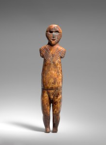 Personnage tatoué, le nez incrusté en pierre, Old Bering Sea III ou début de la période punuk, vers 500-800 ap. J.-C. Ivoire de morse et pierre. Dim. : 19,4 x 4,8 x 1,9 cm. A8360.