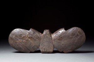 Stabilisateur de harpon (“objet ailé”), Old Bering Sea II, vers 100-300 ap. J.-C. Ivoire de morse. Dim. : 6,4 x 18 x 3,2 cm. A9002.