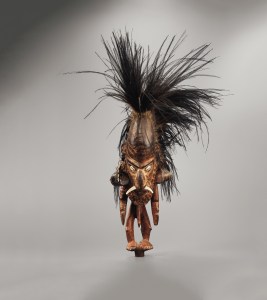 Bouchon de flûte, Biwat, Papouasie Nouvelle-Guinée. Bois, fibres, plumes de casoar, dents, cauris, nassa, écaille de tortue et pigments. H. : 73 cm. © Museum der Kulturen, Bâle, acquis en 1976, ex-coll. Arthur Speyer, Lorenz Eckert, Patricia Withofs, Ernst Beyeler. Inv. Vb 2906. Photo H. Dubois.