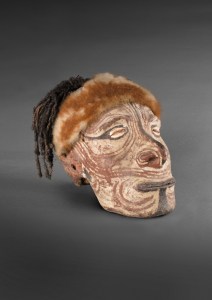 Crâne surmodelé, province de l’est du Sepik, Papouasie Nouvelle-Guinée, XIXe-XXe siècle. Crâne, terre, ocre, cheveux et fourrure. Dim. : 24 x 20 x 25 cm. ©
Australian Museum, Sydney.
Don Miss Ramsay-Smith, 1937.