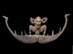 Crochet, village de Yentchanmangua, Iatmul, Papouasie Nouvelle-Guinée. Bois, coquille d’huître perlière et fibres. Dim. : 73 × 166 × 45 cm. Collecté par Adolf Roesicke lors de la Kaiserin-Augusta-Fluss-Expedition de Berlin, 1912-1913. © Ethnologisches Museum, Berlin, Inv. VI 54998. Photo Claudia Obrocki.