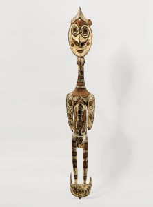 Crochet, village de Kaminimbit (Kamandimbit), Iatmul, Papouasie Nouvelle-Guinée. Bois et pigments. H. : 152 cm. Collecté avant 1925 par le père Franz Kirschbaum, Société du Verbe-Divin. © Governatorato dello Stato della Città del Vaticano - Direzione dei Musei, tous droits réservés, Inv. 100441.