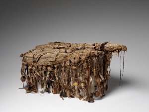 Corps de crocodile, Village de Duor, Adjirab, Papouasie Nouvelle-Guinée. Rotin, fibres tressées, cheveux, coquillages marins et terrestres, dents, graines, fragments de poterie, os… Dim. 64 x 114 x 57,5 cm. Acquis par Jean Guiart à la station missionnaire de Marienberg en 1967. © Musée du quai Branly, Inv. 72.1966.12.14. Photo C. Germain.