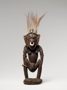 Figure féminine, Ramu ou cours inférieur du Sepik, Papouasie Nouvelle-Guinée. Cette statuette porte le masque qui cache le visage des femmes dansant pour la cérémonie de la ménopause. Bois, plumes de paradisier, poils, fibres et coquillages. H. : 50 cm. © Musée du quai Branly, Inv. 71.1939.127.90. Photo T. Ollivier et M. Urtado.