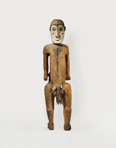 Figure masculine, village de Yamök, Sawos, Papouasie Nouvelle-Guinée. Bois, fibres, cône, peau de chauve-souris et pigments. H. : 218 cm. Collectée le 15 juin 1959 par Alfred Bühler. © Museum der Kulturen, Bâle, Inv. Vb 17702. Photo C. Germain.