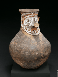 Jarre à sago, village de Tambanum, Iatmul, Papouasie Nouvelle-Guinée. Terre cuite et pigments. H. : 82 cm. Collectée par Georg Heine, acquise le 10 juin 1910. © Ethnologisches Museum, Staatliche Museen zu Berlin, Inv. VI 30166. Photo Martin Franken.