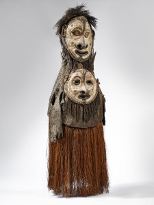 Masque awan, village de Kararau, Iatmul, Papouasie Nouvelle-Guinée. Rotin, fibres, vannerie, coquillages et pigments. H. : 180 cm. Collecté par Alfred Bühler en 1956. © Museum der Kulturen, Bâle, Inv. Vb 14714. Photo C. Germain.