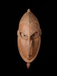 Masque brag, Papouasie Nouvelle-Guinée. Bois et pigment rouge. H. : 68,5 cm. Collecté à Potsdamhafen par la Neuguinea-Kompagnie. Ex-coll. Arthur Bässler, acquis en juillet 1899. © Linden-Museum Stuttgart, Staatliches Museum für Völkerkunde, Inv. 6102. Photo Anatol Dreyer.