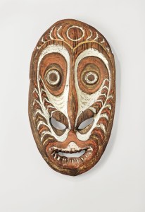 Masque de façade, village de Simar/Abramar, Iatmul, Papouasie Nouvelle-Guinée. Bois, rotin et pigments. Dim. : 67 × 7 × 37 cm. Collecté par Otto Schlaginhaufen le 2 août 1909. © Museum für Völkerkunde, Dresde, Inv. 25010. Photo Hans-Peter Klut.