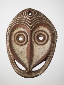 Masque de façade, village d’Angriman (Radja), Iatmul, Papouasie Nouvelle-Guinée. Bois et pigments. Dim. : 93 x 15 x 68 cm. Collecté par le capitaine Friedrich Haug et offert en 1909. © Linden Museum, Stuttgart, Staatliches Museum für Völkerkunde, Inv. 63214. Photo Anatol Dreyer.