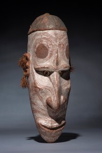 Masque mwai, province de l’est du Sepik, Papouasie Nouvelle-Guinée, XIXe ou tout début du XXe siècle. Bois, fibres, coquillages et pigments. H. : 53,5 cm. Collecté par le capitaine Haug, 1909. ©
South Australian Museum, Adélaïde.