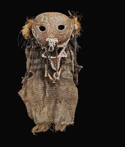 Masque, attribué à la région du bas Sepik, Papouasie Nouvelle-Guinée. Noix de coco, fibres, cheveux, cônes, cauris, nassa, coquille d’huître perlière et pigments. H. : 43 cm. Probablement collecté par Adolf Roesicke lors de l’expédition de Berlin, 1912-1913. © Berlin, Ethnologisches Museum, Inv. VI 40338. Photo Martin Franken.