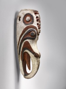 Masque « tête d’oiseau » mwai, Iatmul, province de l’est du Sepik, Papouasie Nouvelle-Guinée. Bois et pigments. H. : 35,5 cm. Acquis en 1939, prov. inconue. © Musée du quai Branly, Inv. 71.1939.127.20. Photo C. Germain.