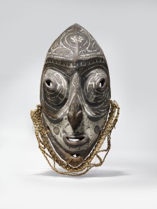 Masque, village de Watam, Papouasie Nouvelle-Guinée. Bois, fibres et pigments. H. : 55 cm. Collecté par Lan a Goan de la Neu Guinea Compagnie en 1900. © Ethnologisches Museum, Berlin, Inv. VI 21428. Photo Martin Franken.