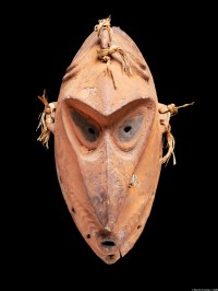 Masque, village de Watam, Papouasie Nouvelle-Guinée. Bois, fibres et pigments. H. : 55 cm. Collecté par Lan a Goan de la Neu Guinea Compagnie en 1900. © Ethnologisches Museum, Berlin, Inv. VI 21428. Photo Martin Franken.