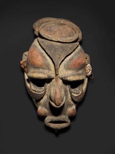 Masque, rivière Yuat, province de l’est du Sepik, Papouasie Nouvelle-Guinée, XIXe siècle. Bois, fibres, coquillages et pigment. Dim. : 40,6 x 23 x 19 cm. ©
National Gallery of Australia, Canberra. Achat 2010.