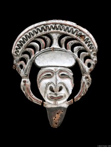 Ornement de danse, village de Kararau, Iatmul, Papouasie Nouvelle-Guinée. Bois et pigments. Dim. : 44 x 2,5 x 35 cm. Collecté par Adolf Roesicke lors de l’expédition de Berlin, 1912-1913. © Berlin, Ethnologisches Museum, Inv. VI 38448. Photo Martin Franken.