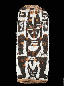 Panneau de mosaïque de plumes, Kambot, village de Kambaramba (Kumbragumbra), Papouasie Nouvelle-Guinée. Fibres, rotin et plumes. H. : 88 cm. Collecté probablement par Richard Thurnwald, acquis en 1913. © Ethnologisches Museum, Berlin, Inv. VI 38609. Photo Claudia Obrocki.