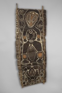Peinture, rivière Keram, Kambot, Papouasie Nouvelle-Guinée. Pétiole de sagoutier, rotin, fibres et pigments. Dim. : 280 × 10 × 105 cm. Acquise par voie d’échange avec l’Ethnologisches Museum de Berlin en 1937. © Rautenstrauch-Joest-Museum, Cologne, Inv. 40683.