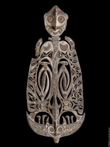 Planche malu semban, Iatmul, village d’Angriman (Angerman), Papouasie Nouvelle-Guinée. Bois et pigments. H. : 208 cm. Collectée lors de la Kaiserin-Augusta-Fluss-Expedition de Berlin, 1912-1913. © Ethnologisches Museum, Berlin, Inv. VI 46172. Photo Claudia Obrocki.