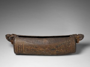 Tambour à fente, île de Kairiru, Papouasie Nouvelle-Guinée. Bois, fibres et pigment. L. : 113 cm. Donation prince Roland Bonaparte, ancien du musée du Trocadéro, 1888. © Musée du quai Branly, Inv. 71.1888.5.229. Photo P. Gries et B. Descoings.