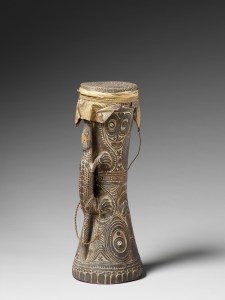 Tambour, poignée ornée d’un crocodile, village de Kararau, Iatmul, Papouasie Nouvelle-Guinée. H. : 50 cm. Bois, rotin, peau d’iguane et pigments. Collecté en 1955, mission Françoise Girard. © Musée du quai Branly, Inv. 71.1955.78.3. Photo C. Germain.