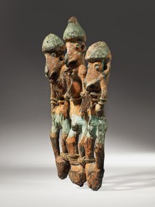 Trois figures, village de Kundiman, Yuat, Papouasie Nouvelle-Guinée. Bois, fibres et pigments. H. : 40 cm. Collectées par Dadi Wirz en 1955 ; acquises en 1956 par Alfred Bühler. © Museum der Kulturen, Bâle, Inv. Vb 17701 a, b, c. Photo C. Germain.