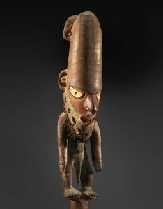 Bouchon de flûte, Wusear, Biwat, rivière Yuat, province de l’est du Sepik, Papouasie Nouvelle-Guinée, début du XXe siècle. Bois, coquillages, cheveux et ocre. H. : 57 cm.
Collecté par Sir William Dobell, vers 1950. Coll. Elizabeth Pryce.