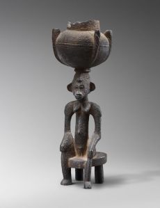 Récipient à caryatide. Sénoufo, Côte d’Ivoire. Bois. H. : 29,7 cm. © Coll. privée. Photo Studio Asselberghs-Dehaen, Bruxelles.