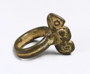 Bague yawiige ornée d’un caméléon, Sénoufo, Côte d’Ivoire, Mali ou Burkina Faso. Laiton. H. : 3,8 cm. © The Bryce Holcombe Collection of African Decorative Art, Bequest of Bryce Holcombe, 1984. Inv. 1986.478.29.