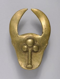 Bague nokariga ornée d’une tête de buffle, atelier Tyebara, Korhogo, Sénoufo, Côte d’Ivoire. Laiton. Dim. : 9 x 6,5 x 3.2 cm. © Museum Rietberg, Zurich, ex-coll. Emil Storrer, avant 1954-vers 1970, ex-coll. Denise Zubler, Bâle et Zürich. Inv. 2013.188.
