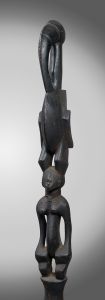 Canne, Sénoufo, Côte d’Ivoire. Bois patiné. H. : 105 cm. © Ex-coll. Carlebach. Coll. M. Itzikovitz. Photo B. Cavanagh, Paris.