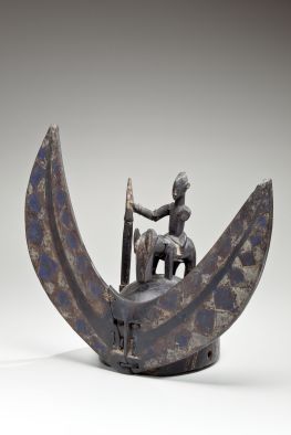 Casque, Sénoufo, Côte d’Ivoire. Bois, métal, fibres et pigments. H. : 52 cm. Ex-coll. F.-H. Lem ; Helena Rubinstein. © Newark Museum, achat 1966, The Member’s Fund. Inv. 66.619. 