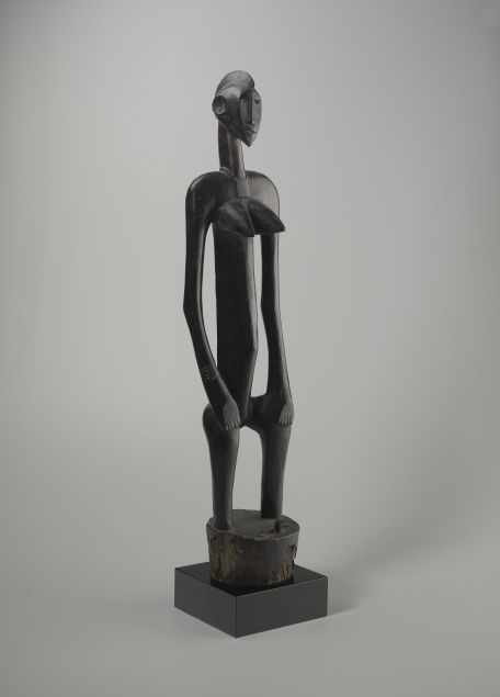 Figure féminine deble, Sénoufo, Côte d’Ivoire. Bois. H. : 104 cm. © Yale University Art Gallery, New Haven, CT., Charles B. Benenson, B.A. 1933, Collection. Inv. 2006.51.60).