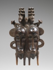 Masque double, Sénoufo, Côte d’Ivoire. Bois, H. : 32 cm. © Coll. Laura et James J. Ross. Photo John Bigelow Taylor.