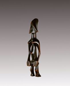 Figurine féminine, Sénoufo, Côte d’Ivoire. Bois. H. : 19 cm. © Coll. Mina et Samir Borro, Bruxelles.