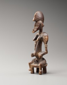 Figurine féminine assise tugubélé, « Maître de la coiffe en crête de coq », centre du pays sénoufo, Côte d’Ivoire, vers 1920. H. : 24,7 cm. © Coll. privée. Photo F. Dehaen-Studio Asselberghs.