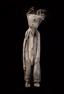 Figure anthropomorphe kafigeledio, Sénoufo, Côte d’Ivoire. Bois, textile, terre et plumes. H. : 71,1 cm. © Coll. privée. Austin Kennedy/Paper Scenery, New York.