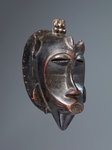 Masque kodal, « Maître du visage concave », centre ou nord du pays sénoufo, Côte d’Ivoire, avant 1900. H. : 26 cm. © Museum Rietberg, Zurich, don de Novartis, ex-coll. Roger Bediat, avant 1939. Inv. 2011.3.