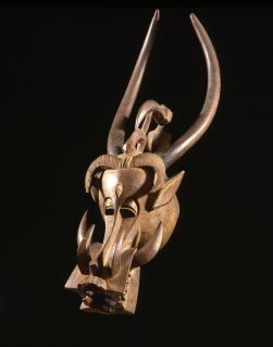Masque heaume korobla. Sénoufo, Côte d’Ivoire. Bois. L. : 114 cm, The Museum for African Art, New York, don de Corice Canton Arman. Inv. 2010.02. Photo Jerry L. Thompson.
